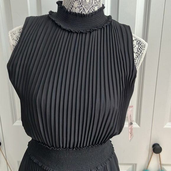 Fabulous LBD blouson dress featuring a smocked waist & accordion pleats - Picture 4 of 15
